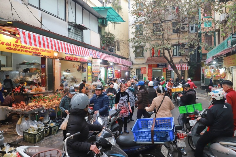 Những ngày trước lễ cúng ông Công, ông Táo chợ Hàng Bè đã tấp nập người mua kẻ bán. Ảnh: VnExpress.