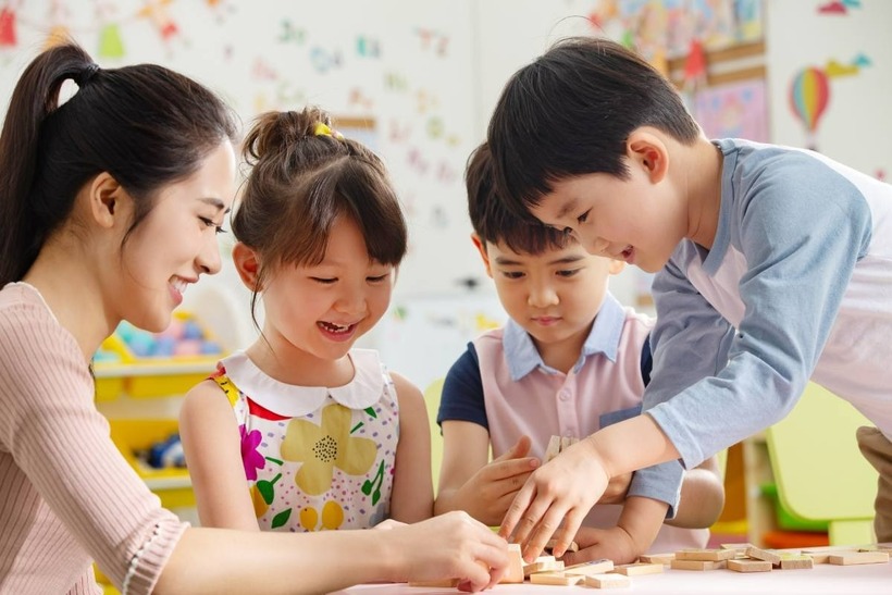 Con được nghỉ Tết sớm, cha mẹ "đau đầu" tìm chỗ trông giữ. Ảnh minh họa