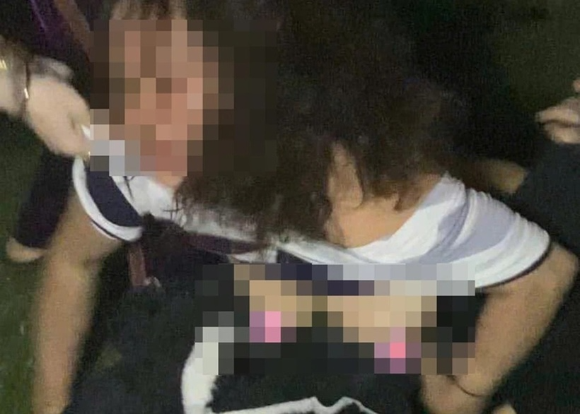 Người phụ nữ bị lột đồ, túm tóc, đánh đập, chửi bới. Ảnh: PLO.