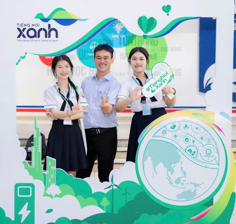 Thầy Lương Lê Văn Huân cùng đội Thạch Xanh (THPT Chuyên Lương Văn Chánh, Phú Yên) tại Vòng Đối đầu khu vực miền Nam vào ngày 29/12.