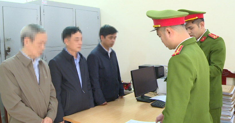 Văn phòng Cơ quan Cảnh sát điều tra tống đạt Quyết định khởi tố vụ án, khởi tố bị can và thi hành Lệnh bắt tạm giam 4 tháng đối với Lê Văn Biền, Hoàng Lộc Ninh và Lê Năng Dũng. (Ảnh: Công an tỉnh Thanh Hóa)