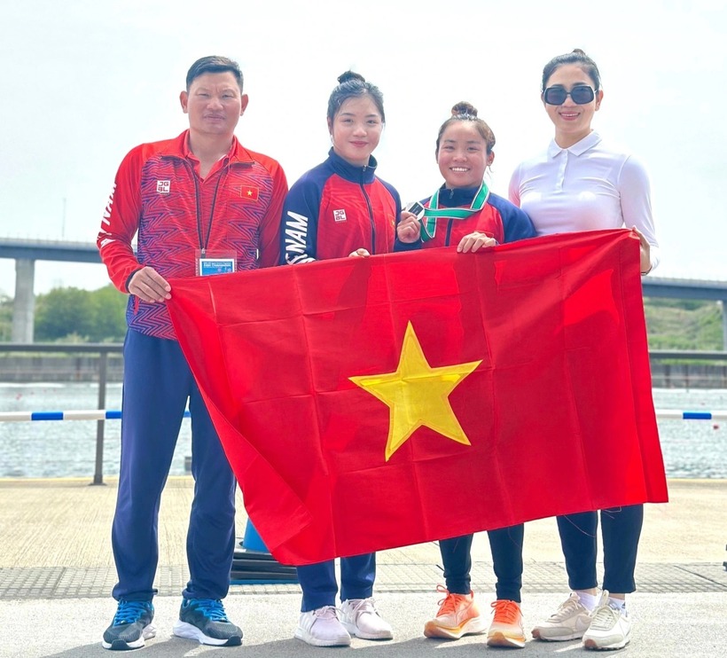 Nguyễn Thị Hương (thứ 2 từ phải sang) vừa dự Olympic Paris 2024. Ảnh: Vietnamnet