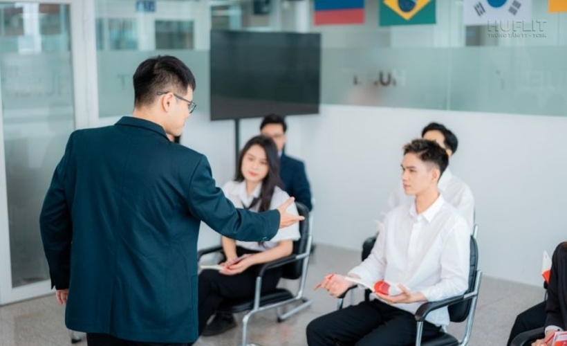 Bên cạnh kiến thức chuyên môn, nhân viên kinh doanh cần trang bị những kỹ năng mềm. Ảnh minh họa.