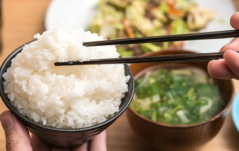 Ăn quá nhanh có thể khiến dạ dày không tiết ra quá nhiều dịch tiêu hóa. Ảnh minh họa.