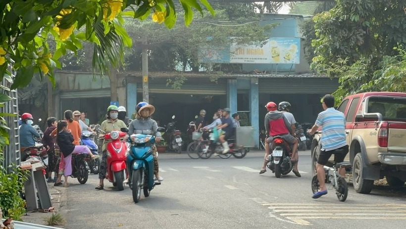 Người dân hiếu kỳ tụ tập ở hiện trường. Ảnh: Lao động