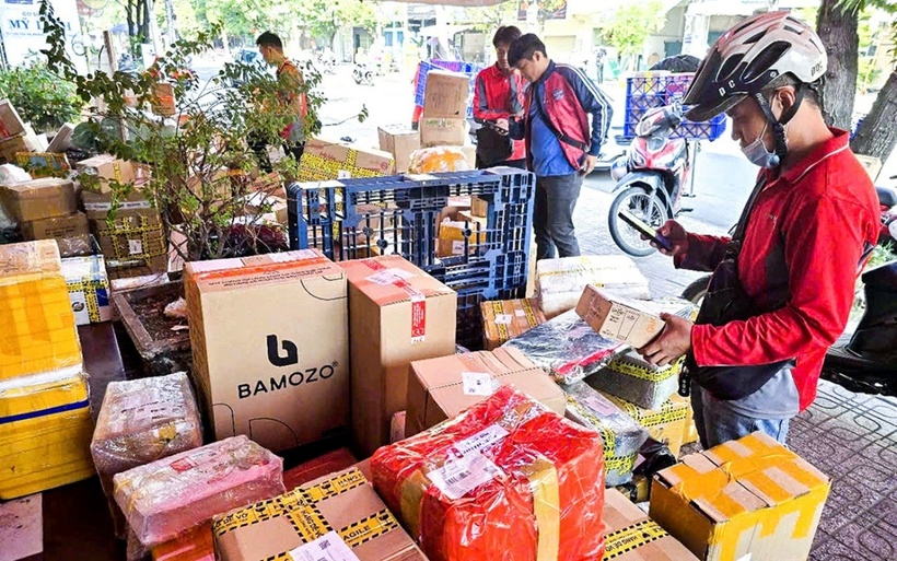 Trước áp lực đơn hàng, nhiều doanh nghiệp vận chuyển đã buộc phải thông báo tạm ngưng nhận đơn hàng đi xa để đảm bảo kịp tiến độ. Ảnh: Báo Tuổi trẻ.