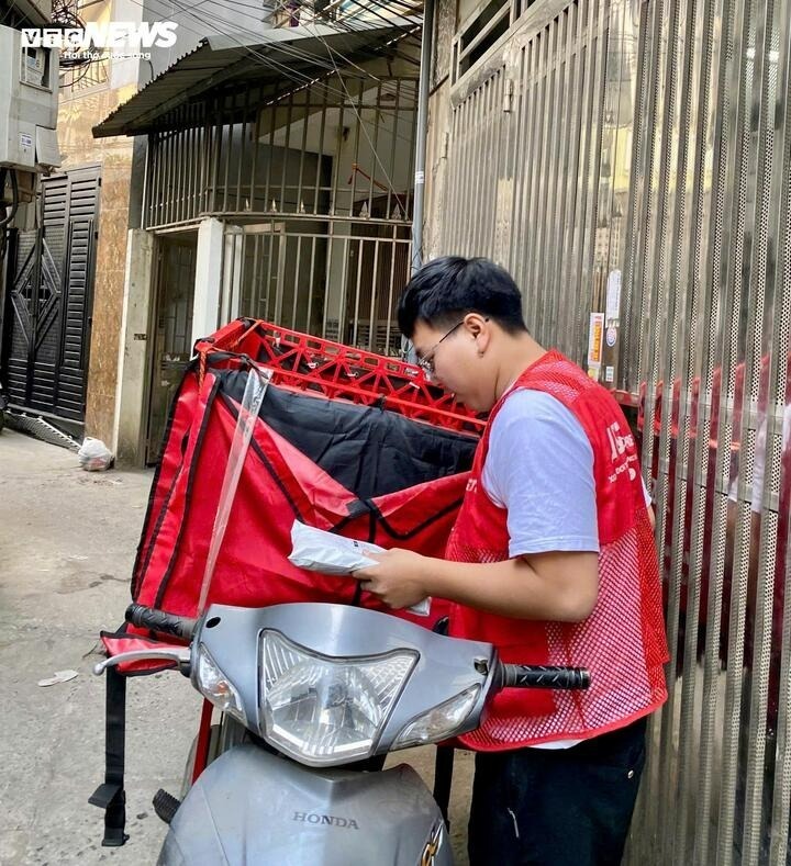 Các shipper giao hàng phải đối mặt với khối lượng công việc khổng lồ. Ảnh: VTC News.