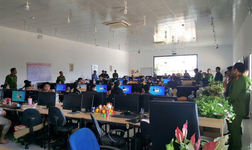 Công an tỉnh Gia Lai bắt quả tang gần 60 nhân viên Công ty VFIN (chi nhánh Chư Sê) đang đòi nợ bằng thủ đoạn khủng bố tinh thần người nợ. Ảnh: Tuổi Trẻ