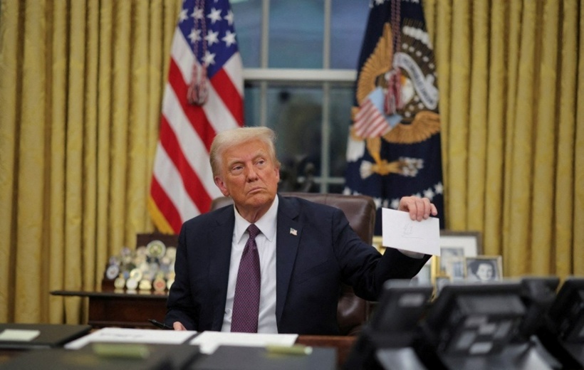 Tổng thống Donald Trump tại Phòng Bầu dục của Nhà Trắng hôm 20/1. Ảnh: Reuters