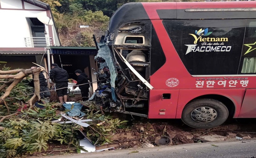 Phần đầu xe khách bị biến dạng. (Ảnh: VietnamNet)