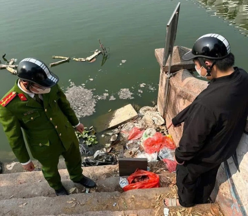 Tổ công tác đã ghi hình, lập biên bản hành vi vi phạm trên. Ảnh: Báo Hà Nội mới.