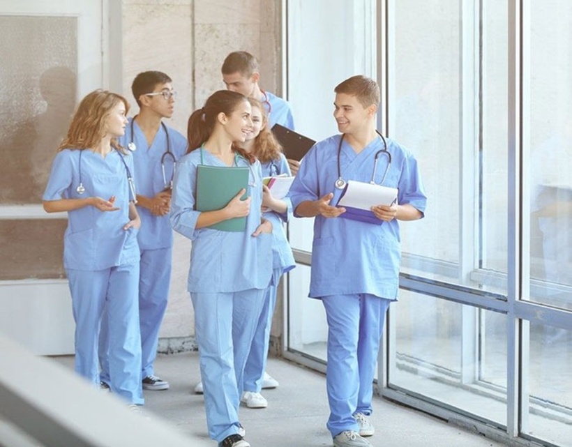 Y tá và điều dưỡng là hai nghề có vai trò quan trọng trong lĩnh vực y tế. (Hình minh họa)