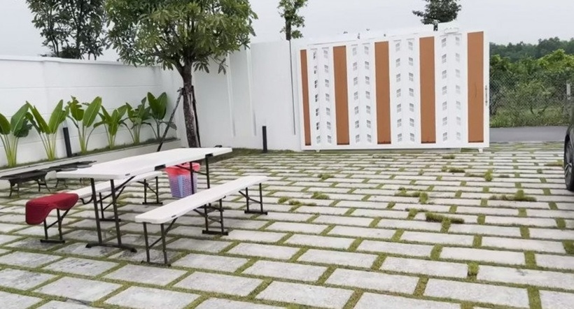 Phần sân trước có khu vực đỗ ô tô và tổ chức tiệc nướng BBQ thoải mái.