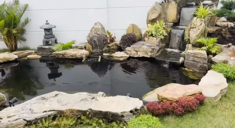 Nữ diễn viên tiết lộ, cơ ngơi này gồm 3 phòng ngủ, 4 phòng vệ sinh, 1 phòng khách và 1 phòng bếp. Toàn bộ tường biệt thự được làm bằng kính giúp không gian sống như hòa vào với thiên nhiên.