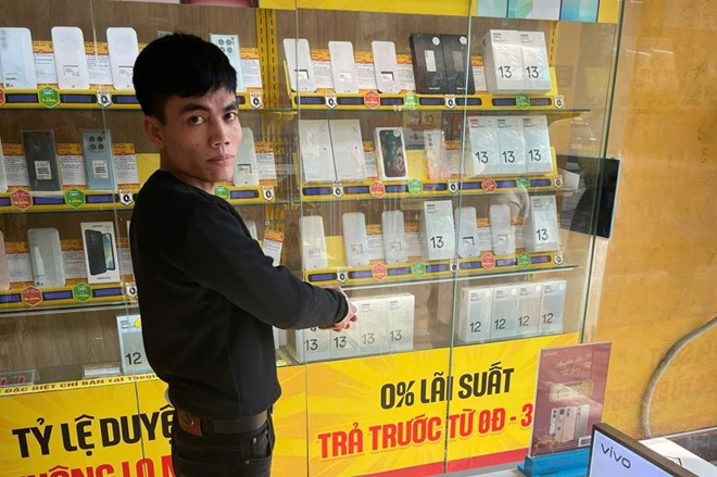 Đối tượng Nguyễn Văn Dương xác định địa điểm thực hiện hành vi phạm tội trong cửa hàng Điện máy Xanh (phường Quang Hanh, TP Cẩm Phả, Quảng Ninh). Ảnh: Lao Động