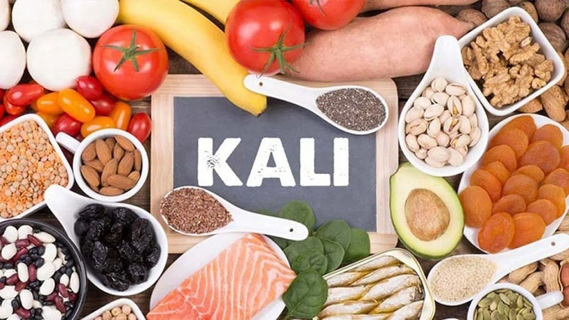 Thực phẩm giàu kali bao gồm chuối, khoai tây, cà chua, các loại đậu, sữa và các sản phẩm từ sữa.