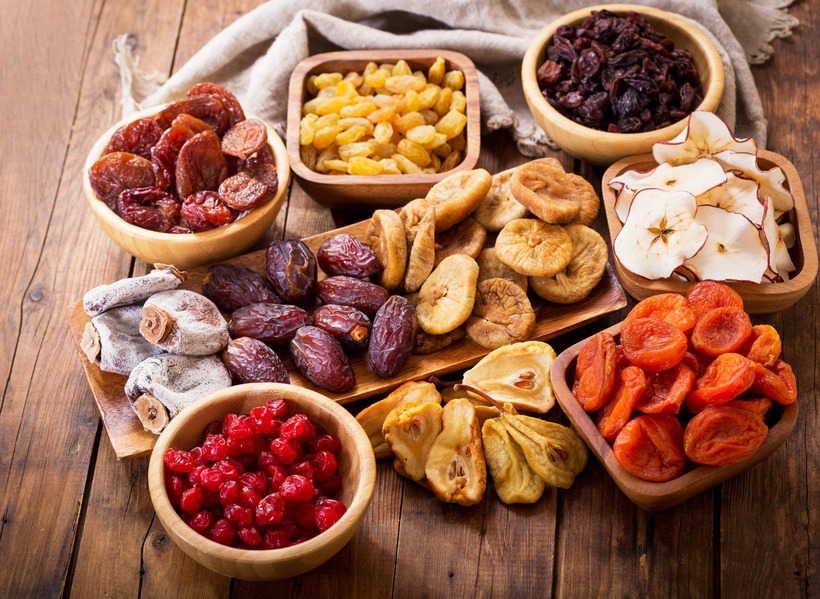 Trái cây sấy khô, với hương vị ngọt ngào và tiện lợi, thường được xem là một món ăn vặt lành mạnh.