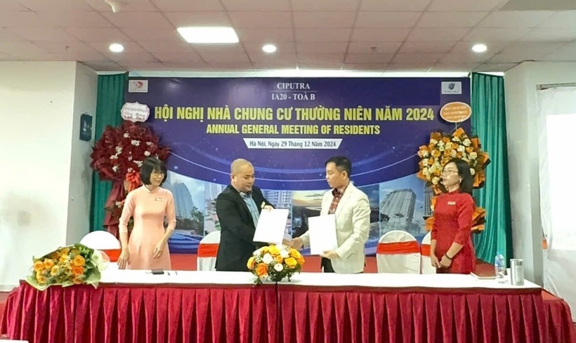 Với 100% cư dân tham dự HNNCC ngày 29/12/2024 đồng ý, BQT tòa nhà B-IA20 thay mặt cư dân ký hợp đồng quản lý vận hành tòa nhà với Bình Minh- Sông Lô.