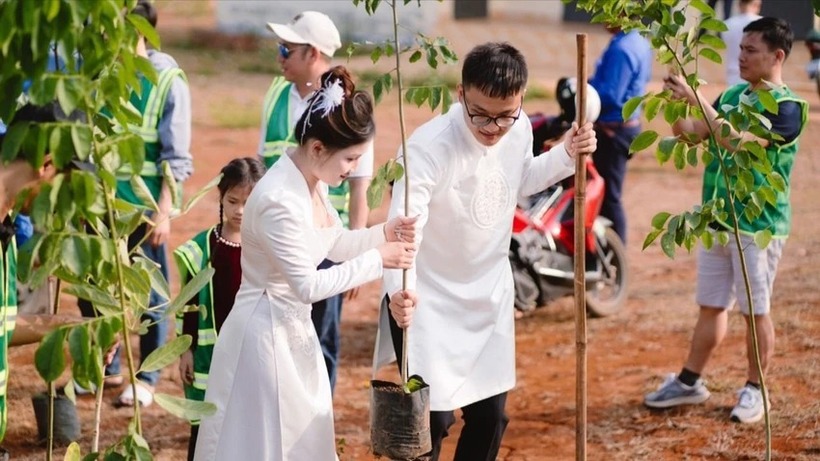 Đây là đám cưới trồng cây đầu tiên diễn ra tại địa bàn tỉnh Đắk Lắk. Ảnh: PLO.