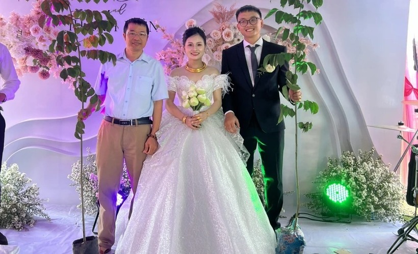Cặp đôi được khách mời tặng cây tại lễ cưới. Ảnh: PLO.