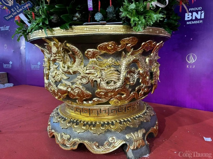 Anh Ngô Văn Nghiệp, chủ nhân của chậu lan "khủng" này cho biết trên báo Công thương, chậu lan này cao hơn 3m, được bán với giá 3 tỷ 686 triệu đồng. Đây là tác phẩm được ghép từ 2.686 cành lan hồ điệp vàng từ Đà Lạt chuyển ra Hà Nội. (Ảnh: Báo Công thương)