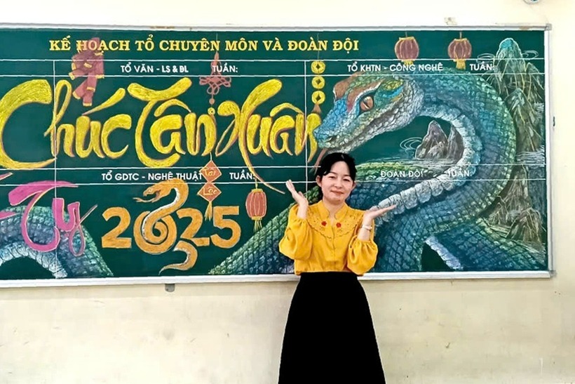 Cô Vũ Mặc Khuê Trâm vẽ linh vật rắn dài 6m, uốn lượn mềm mại trên bảng phấn. (Ảnh: Dân trí)
