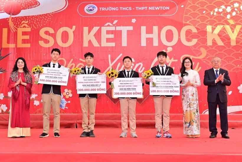 Các học sinh của Trường THCS - THPT Newton đoạt giải tại kỳ thi học sinh giỏi quốc gia năm học 2024 - 2025. Ảnh: Dân Trí