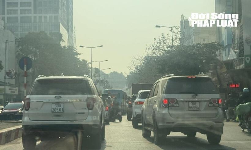 Xe cộ đông đúc trên đoạn đường Vạn Phúc di chuyển ra ngã tư bưu điện Hà Đông lúc 9h sáng.