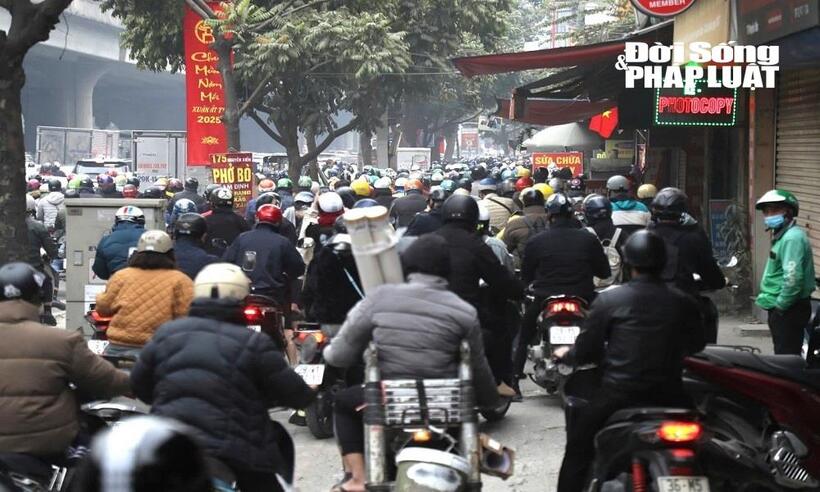 Vì đường quá đông, nhiều người dân đã đánh liều đi xe lên vỉa hè bất chấp quy định.