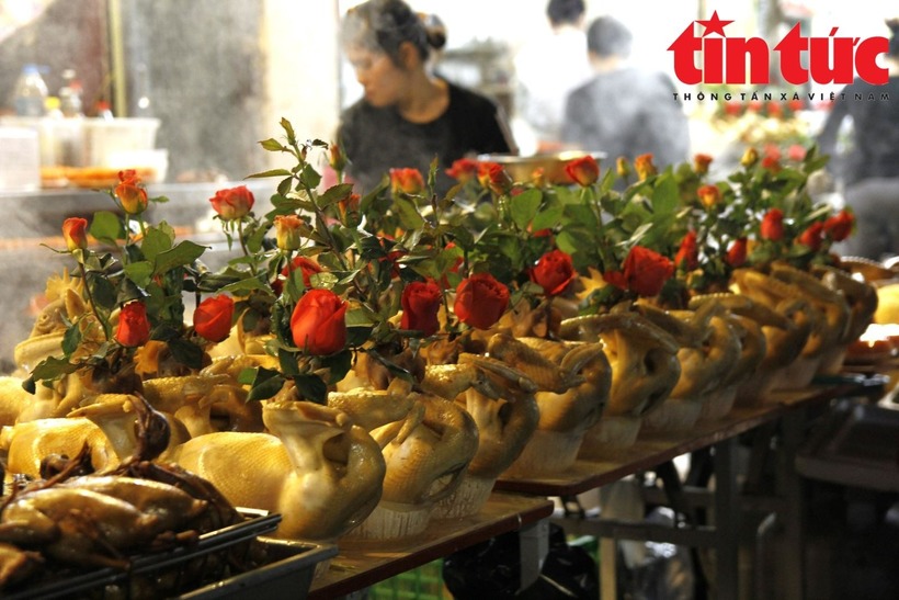 Sau khi luộc chín, gà được cắt tỉa và tạo dáng "cánh tiên" tỉ mỉ, sau đó được cắm thêm hoa hồng tươi tắn và bày biện đẹp mắt trên bàn để khách hàng lựa chọn.