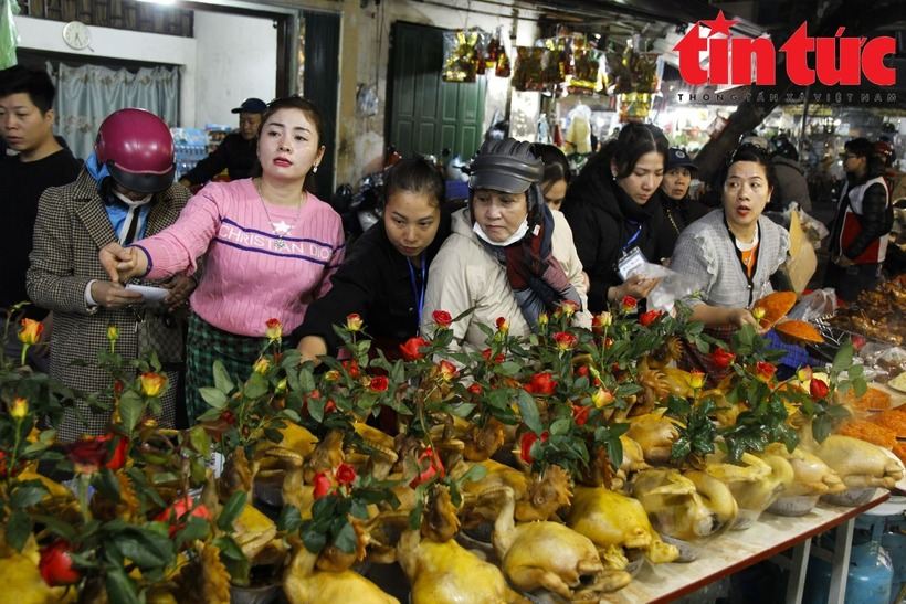 Chia sẻ trên Báo Tin Tức, các tiểu thương cho biết, gà cúng ngậm hoa hồng là mặt hàng được ưa chuộng nhất, với nhiều kích cỡ khác nhau và giá dao động từ 600.000 đến 700.000 đồng một con.