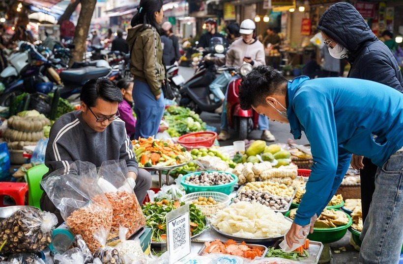 Những ngày này, tại các chợ dân sinh ở Hà Nội, đồ cúng được bày bán rất đa dạng, từ nguyên liệu sơ chế đến các món ăn đã được chế biến sẵn, tất cả đều được các tiểu thương chuẩn bị trước nhiều ngày để sẵn sàng đáp ứng nhu cầu mua sắm của người dân.