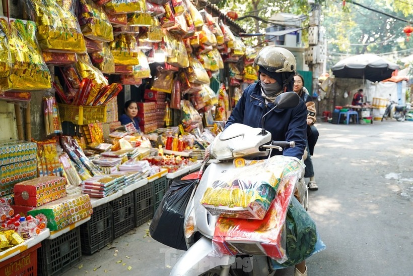 Mâm cỗ cúng ông Công, ông Táo thường được chuẩn bị với các món chay hoặc mặn, trái cây và không thể thiếu đồ vàng mã. Trong đó, một bộ vàng mã Táo quân gồm mũ, áo, bản tấu,... có giá từ 30.000 đến 100.000 đồng/bộ.
