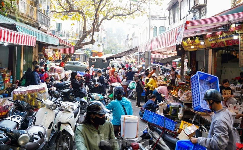 Khu chợ tấp nập kẻ bán, người mua.