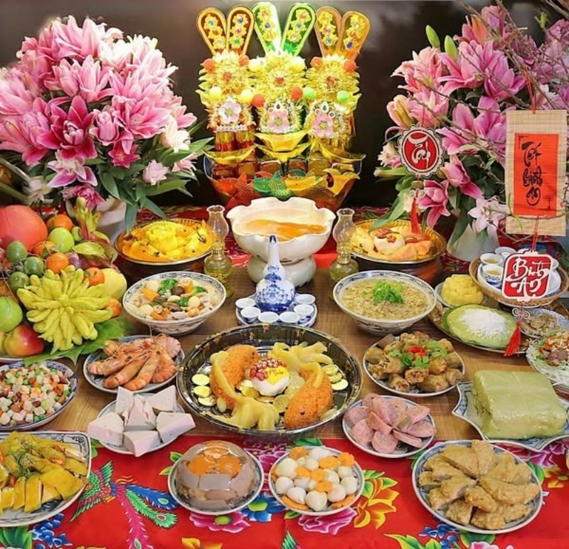 Lễ cúng ông Công ông Táo vào ngày 23 tháng Chạp là một nghi lễ quan trọng của người Việt. Dịp này, các gia đình thường chuẩn bị mâm cỗ cúng ông Công ông Táo với các món ăn, hoa quả tươi ngon được lựa chọn kỹ càng.