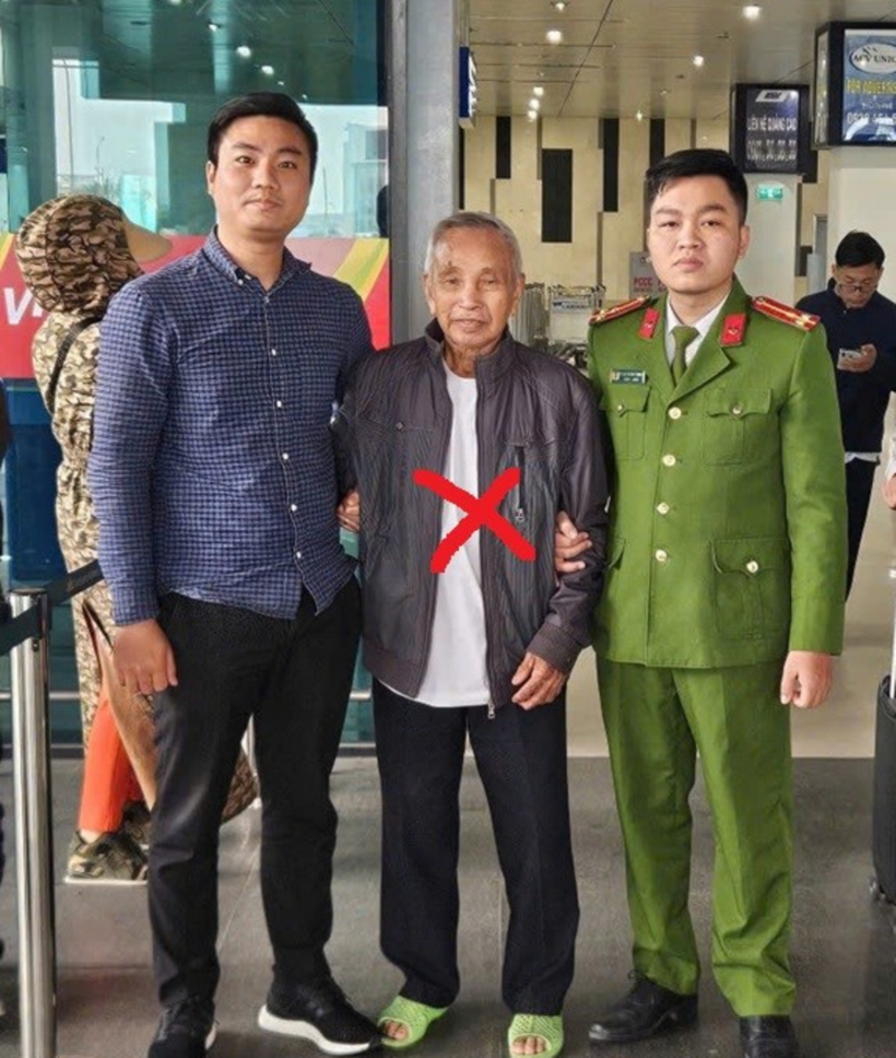 Tổ công tác dẫn giải đối tượng Đào Văn Thuyết tại sân bay. Ảnh: Dân Việt