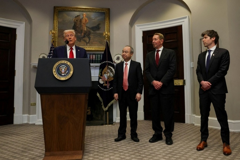 Tổng thống Mỹ Donald Trump cùng Chủ tịch Oracle Larry Ellison, CEO SoftBank Masayoshi Son và CEO OpenAI Sam Altman tại phòng Roosevelt ở Nhà Trắng ngày 21/1. Ảnh: Reuters
