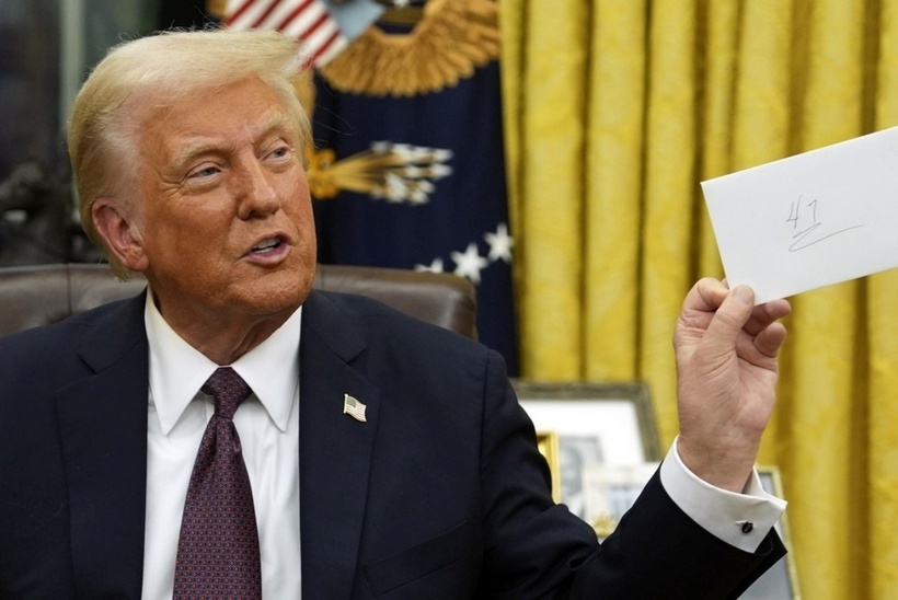Tổng thống Mỹ Donald Trump giơ cao bức thư cựu Tổng thống Mỹ Joe Biden gửi cho mình. Ảnh: Politico
