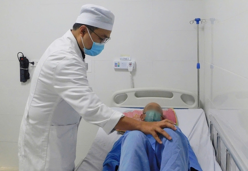 Người đàn ông hiện đã tỉnh, sinh hoạt gần như bình thường. Ảnh: VietNamNet