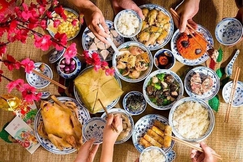 Việc ăn quá nhiều đồ dầu mỡ, ngọt có thể gây ra các vấn đề về tiêu hóa như khó tiêu, đầy bụng, táo bón.