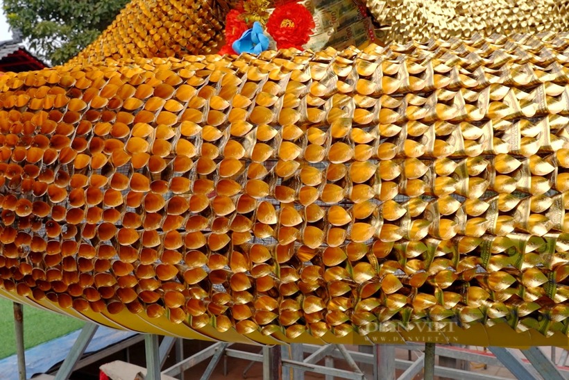 Da rắn được tạo nên bởi hàng ngàn tờ giấy, mềm mại, màu sắc vàng óng ánh, như được bao phủ một lớp áo giáp vàng.