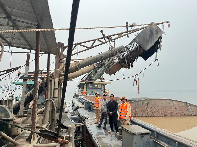Tàu khai thác cát trái phép bị cơ quan Công an phát hiện. Ảnh: CAHN