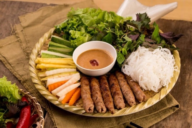 Nem lụi là món ăn đường phố được chế biến từ thịt heo xay nhuyễn, tẩm ướp gia vị và nướng trên than hoa.