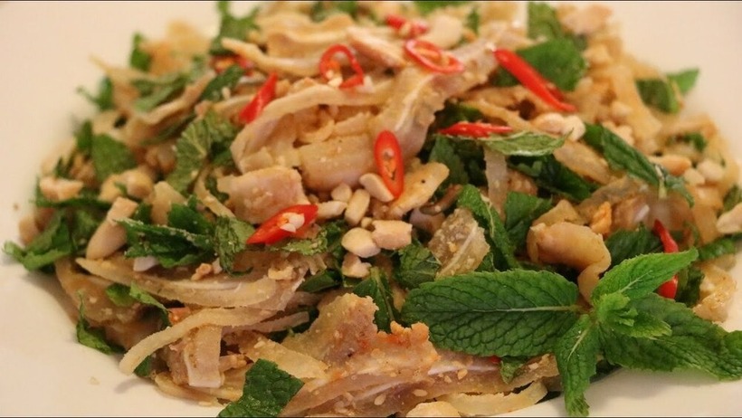 Tré cũng là món ngon Huế đặc biệt, được làm từ thịt heo lên men vị chua ngọt.