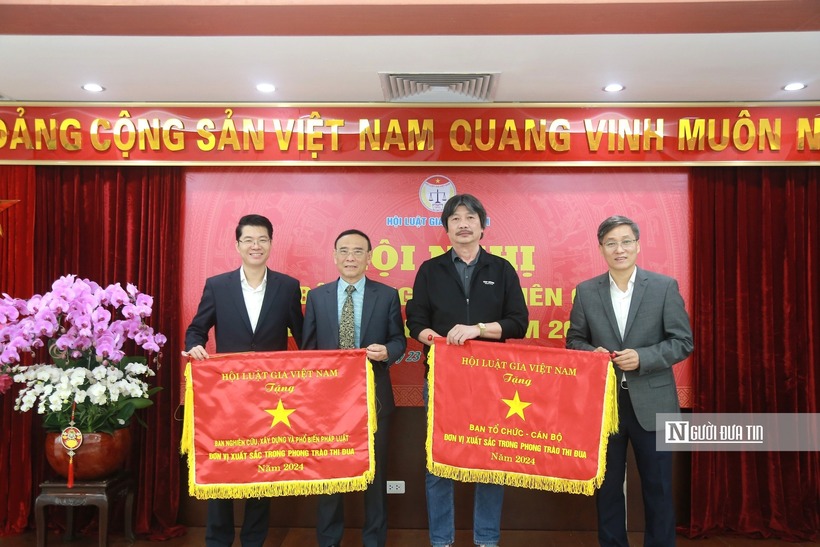 Chủ tịch Hội Luật gia Việt Nam trao tặng cờ thi đua cho các đơn vị.