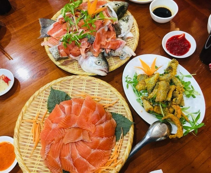 Cá hồi Sa Pa có đặc điểm chắc, thớ săn nhưng mềm, ngọt thịt với màu hồng cam bắt mắt.