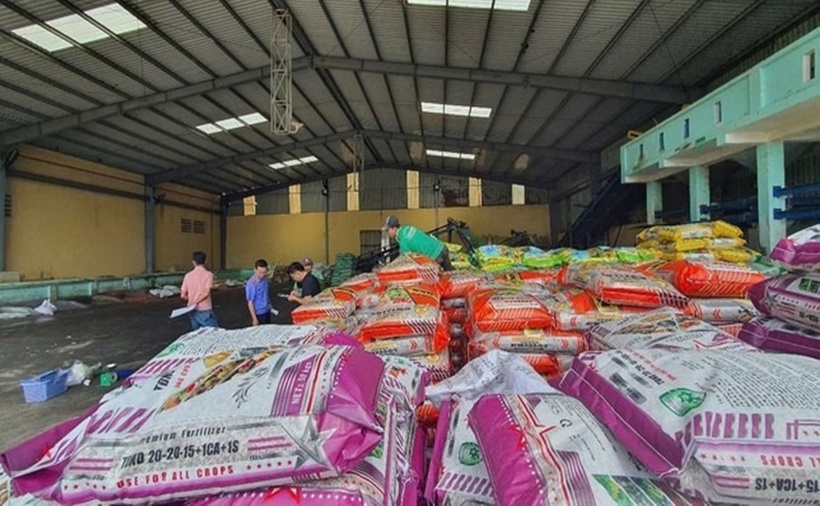Cơ quan chức năng kiểm tra kho hàng liên quan đến phân bón giả. (Ảnh: Tiền phong)