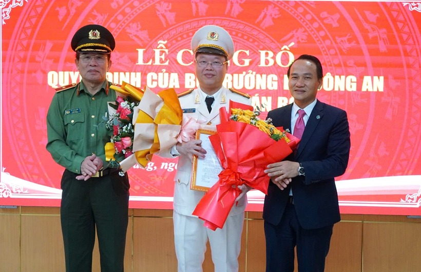 Thừa ủy quyền, Thiếu tướng Vũ Xuân Viên trao quyết định bổ nhiệm của Bộ trưởng Bộ Công an và Phó Bí thư thường trực Thành ủy Nguyễn Đình Vĩnh tặng hoa chúc mừng cho Trung tá Nguyễn Kim Trung. (Ảnh: VietnamNet)