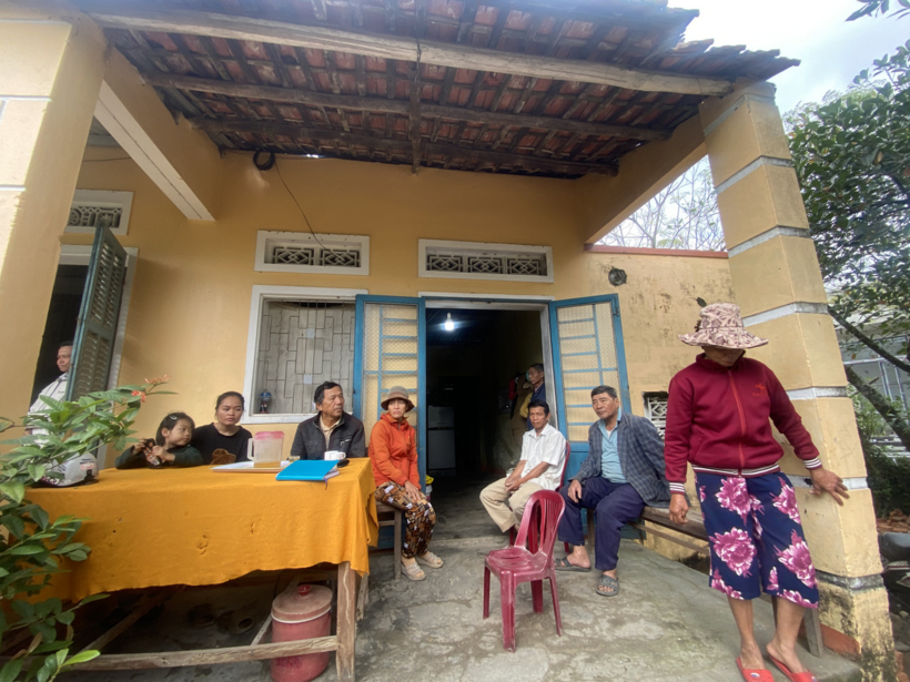 Người thân tập trung ở nhà anh Th. Ảnh: Tuổi Trẻ