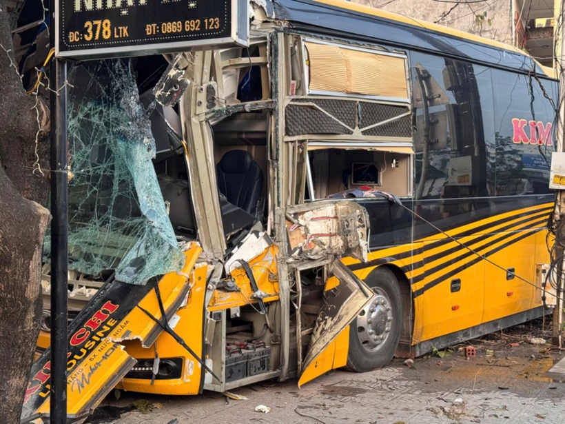 Hiện trường xe ô tô khách đâm vào nhà dân ở TP Đồng Hới, tỉnh Quảng Bình. Ảnh: Pháp luật TP.HCM